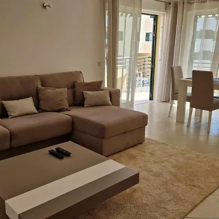 Elegant And Spacious דירה *